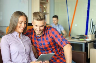 Touchpad arka planda çalışan kendi meslektaşları süre bakarak iki kendine güvenen gençlerin