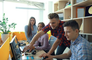 Smart casual modern gençlerin grup giymek bir beyin fırtınası dururken yaratıcı ofiste toplantısı