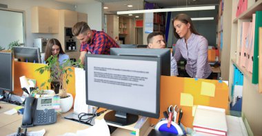 İş takım tartışma müşteri hizmet anlayışı