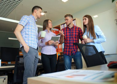 Grup genç iş adamları ve tasarımcılar. Yeni proje üzerinde çalışıyorlar. Başlangıç kavramı