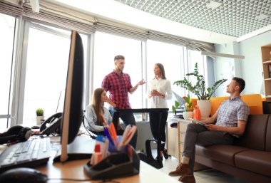 Smart casual modern gençlerin grup giymek bir beyin fırtınası dururken yaratıcı ofiste toplantısı