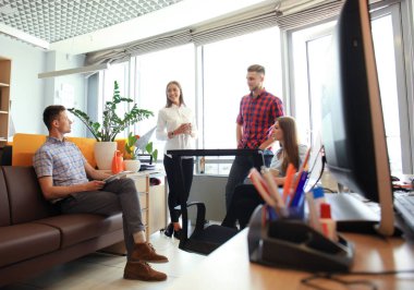 Smart casual modern gençlerin grup giymek bir beyin fırtınası dururken yaratıcı ofiste toplantısı