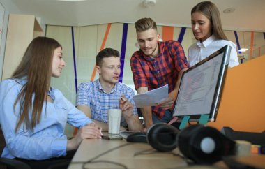 Smart casual modern gençlerin grup giymek bir beyin fırtınası dururken yaratıcı ofiste toplantısı