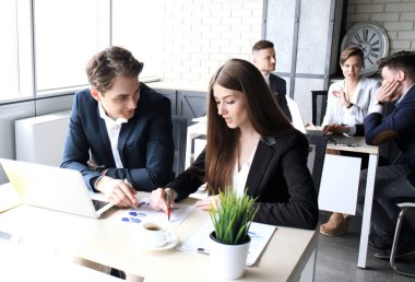 Genç grup insan işlerini laptop yapma