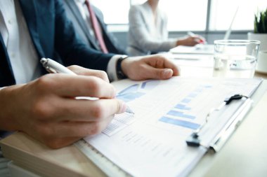 Çalışma iş adamları yüksek performanslı veri pazarlama analiz