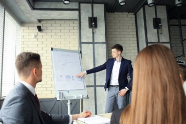 Takım antrenman çizelgesi ofisiyle iş konferansı sunumu