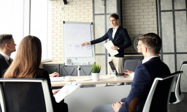 Takım antrenman çizelgesi ofisiyle iş konferansı sunumu