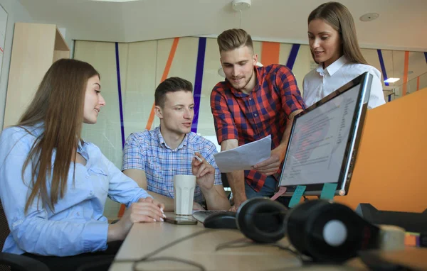 Smart casual modern gençlerin grup giymek bir beyin fırtınası dururken yaratıcı ofiste toplantısı