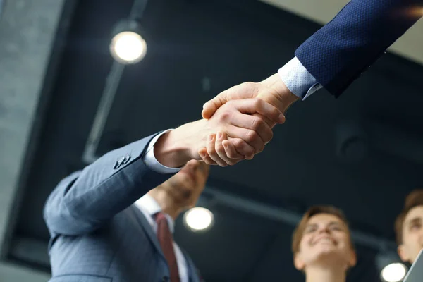 Zakenmensen Schudden Elkaar Hand Ronden Een Vergadering — Stockfoto