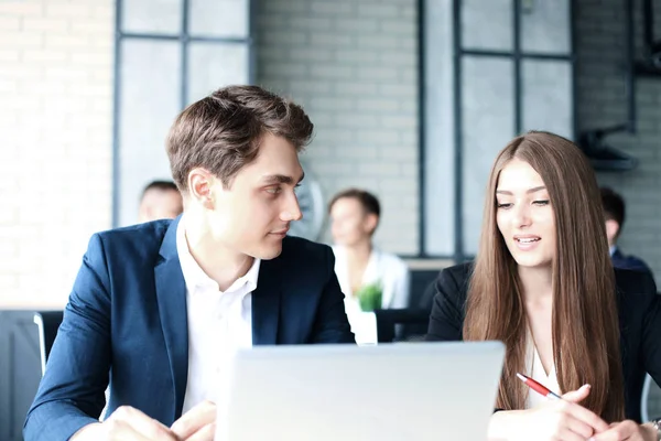 Junge Gruppe Von Menschen Die Ihre Arbeit Laptop Erledigen — Stockfoto