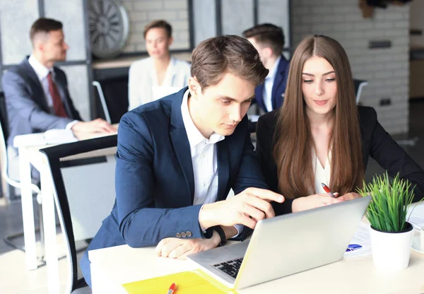 Grupo Joven Personas Haciendo Trabajo Ordenador Portátil — Foto de Stock