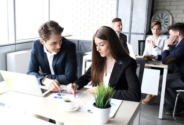 Genç grup insan işlerini laptop yapma