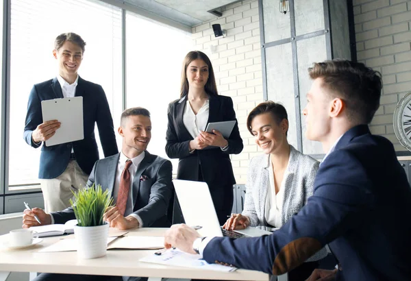 Brainstorm Grupp Affärsmän Som Tittar Den Bärbara Datorn Tillsammans Affärskvinna — Stockfoto