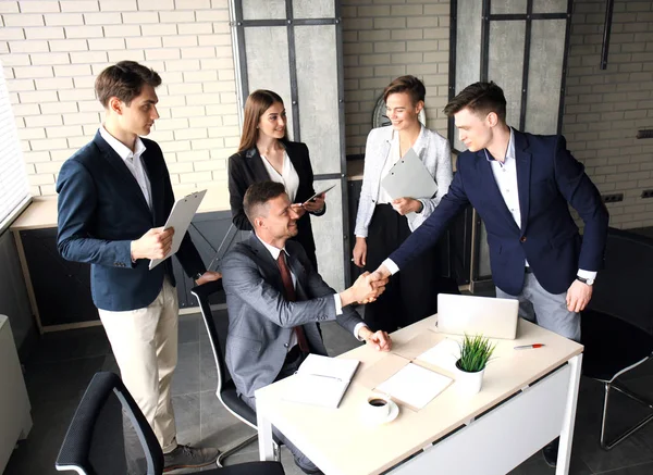 İş adamları el sıkışıyor, toplantıyı bitiriyor.