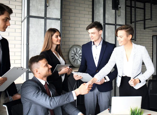 İş adamları el sıkışıyor, toplantıyı bitiriyor.