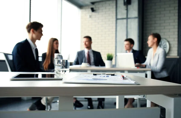 Equipo Jóvenes Profesionales Teniendo Una Discusión Casual Oficina Ejecutivos Teniendo —  Fotos de Stock