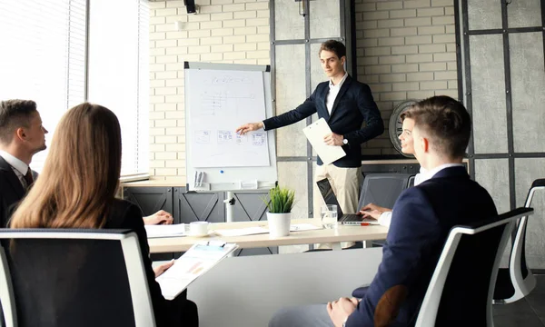 Takım antrenman çizelgesi ofisiyle iş konferansı sunumu