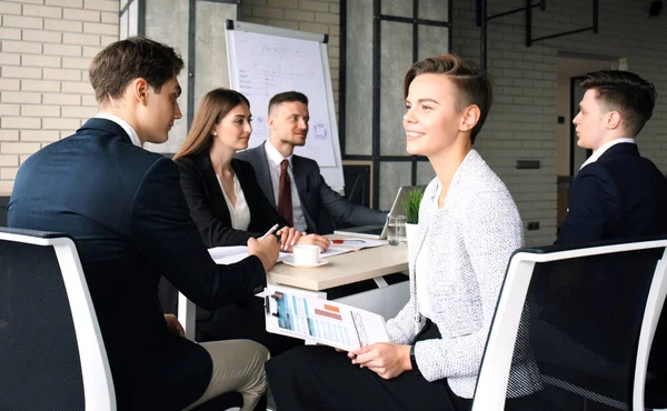 Donna Affari Con Suo Personale Gruppo Persone Background Moderno Ufficio — Foto Stock