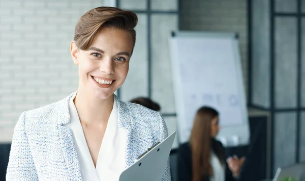 Femme Affaires Avec Son Personnel Groupe Personnes Arrière Plan Bureau — Photo