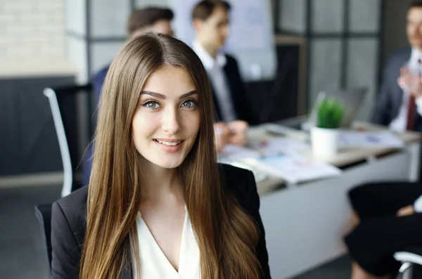 Femme Affaires Avec Son Personnel Groupe Personnes Arrière Plan Bureau — Photo