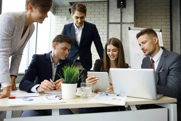 Brainstorm Grupp Affärsmän Som Tittar Den Bärbara Datorn Tillsammans Affärskvinna — Stockfoto