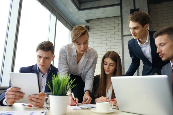 Brainstorm Grupp Affärsmän Som Tittar Den Bärbara Datorn Tillsammans Affärskvinna — Stockfoto