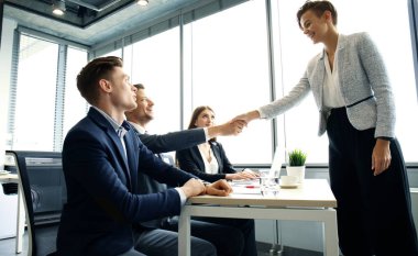 İş başvurusunda bulunan röportaj sahip. İş görüşme sırasında el sıkışma