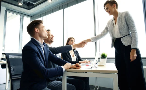 İş başvurusunda bulunan röportaj sahip. İş görüşme sırasında el sıkışma