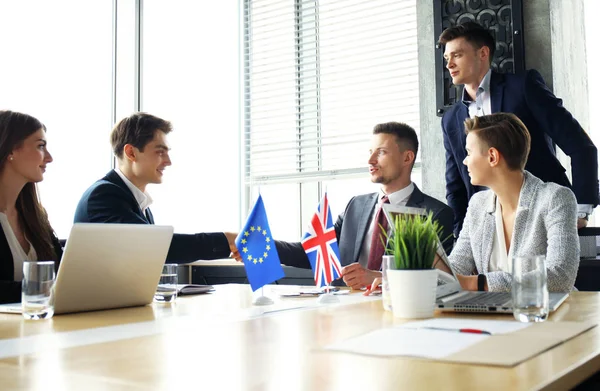 Avrupa Birliği ve Amerika Birleşik Devletleri liderleri bir anlaşma üzerinde anlaşmaya tokalaşırken