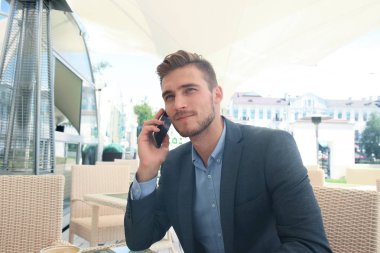 İş adamı ile telefonunu kafede otururken bir fincan kahve içme