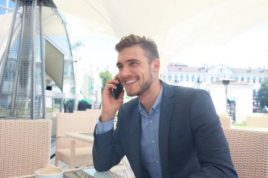 İş adamı ile telefonunu kafede otururken bir fincan kahve içme