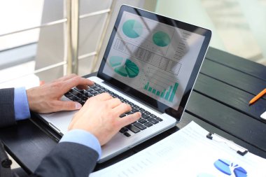 İş kişi üstünde laptop perde mali istatistik analiz
