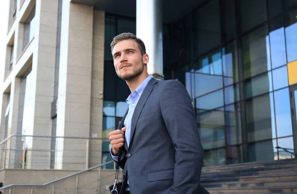 Retrato Belo Homem Negócios Terno Fora Prédio Cidade — Fotografia de Stock