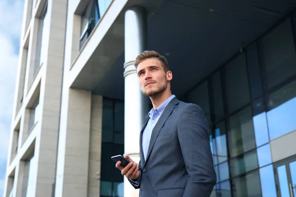 Ung Urban Affärsman Professional Smartphone Vandrar Gatan Med Mobiltelefon — Stockfoto