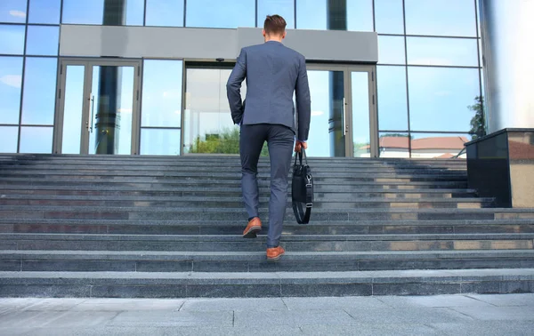 階段を上がるブリーフケース ビジネス エグゼクティブ — ストック写真