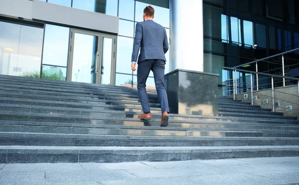 Executivo Negócios Com Pasta Subindo Escadas — Fotografia de Stock