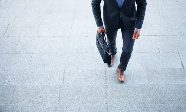 Ejecutivo Negocios Con Maletín Subiendo Las Escaleras —  Fotos de Stock