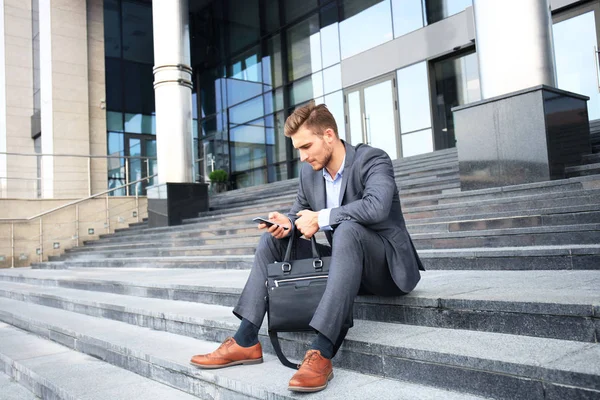Przystojny Mężczyzna Biznesowym Siedząc Schodach Przed Budynkiem — Zdjęcie stockowe