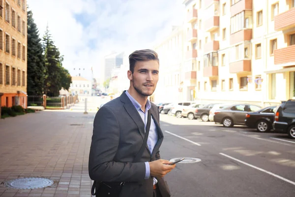 Νεαρός Επιχειρηματίας Αστική Επαγγελματική Στο Smartphone Περπάτημα Στο Δρόμο Χρησιμοποιώντας — Φωτογραφία Αρχείου