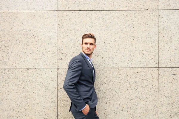 Retrato Hombre Negocios Guapo Traje Parado Fuera Edificio Ciudad —  Fotos de Stock