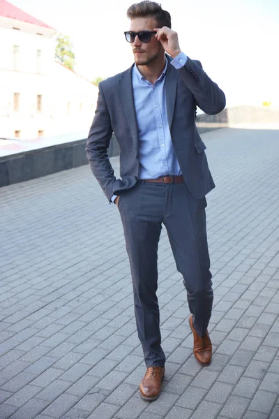 Schöner Stylischer Mann Elegantem Anzug Und Sonnenbrille Auf Der Straße — Stockfoto