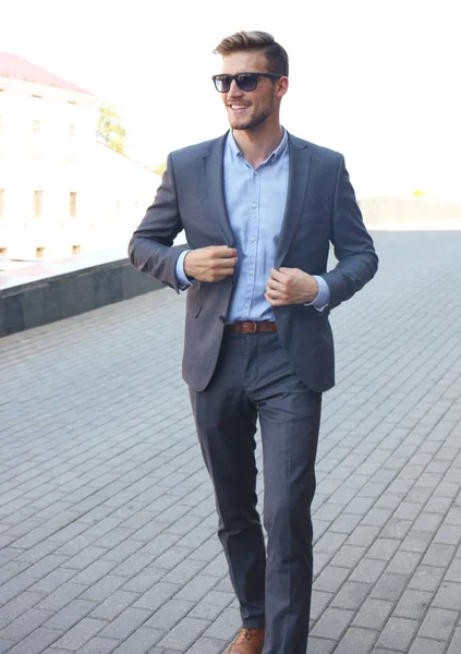 Schöner Stylischer Mann Elegantem Anzug Und Sonnenbrille Auf Der Straße — Stockfoto