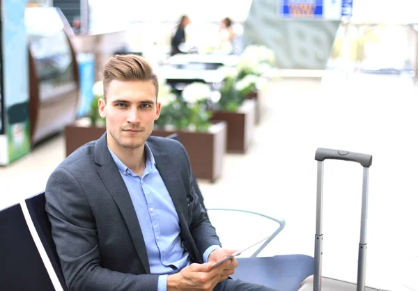 Havaalanı Gidiş Salonunda Dijital Tablet Kullanarak Adamı — Stok fotoğraf