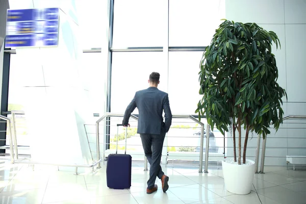 Homem Negócios Com Mala Hall Aeroporto — Fotografia de Stock