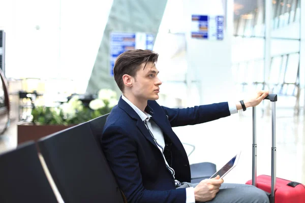 Zakenman Tijd Controleren Het Gebruik Van Tablet Luchthaven — Stockfoto