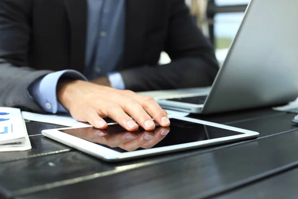 Bedrijfspersoon Analyseren Van Financiële Statistieken Weergegeven Tablet Scherm — Stockfoto