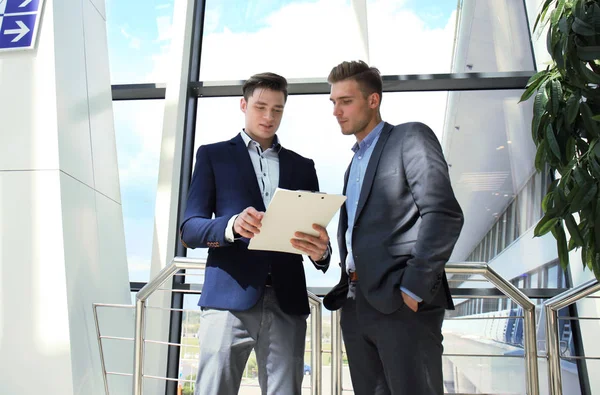 Dos Hombres Negocios Dicussing Negocio Oficina — Foto de Stock