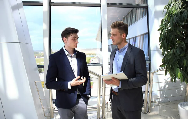 İki işadamı onun iş ofiste