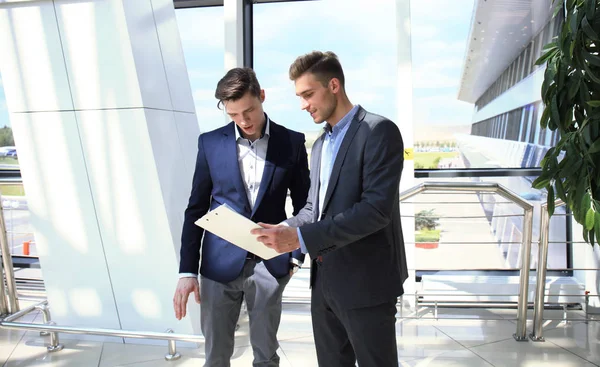 Twee Zakenman Dicussing Bedrijf Het Kantoor — Stockfoto