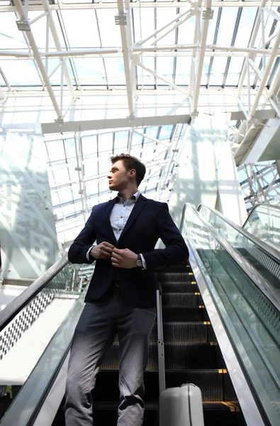 Empresario Aeropuerto Bajando Por Escalera Mecánica — Foto de Stock